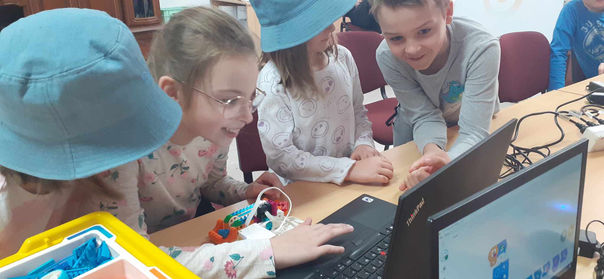Dzieci na robotyce LEGO