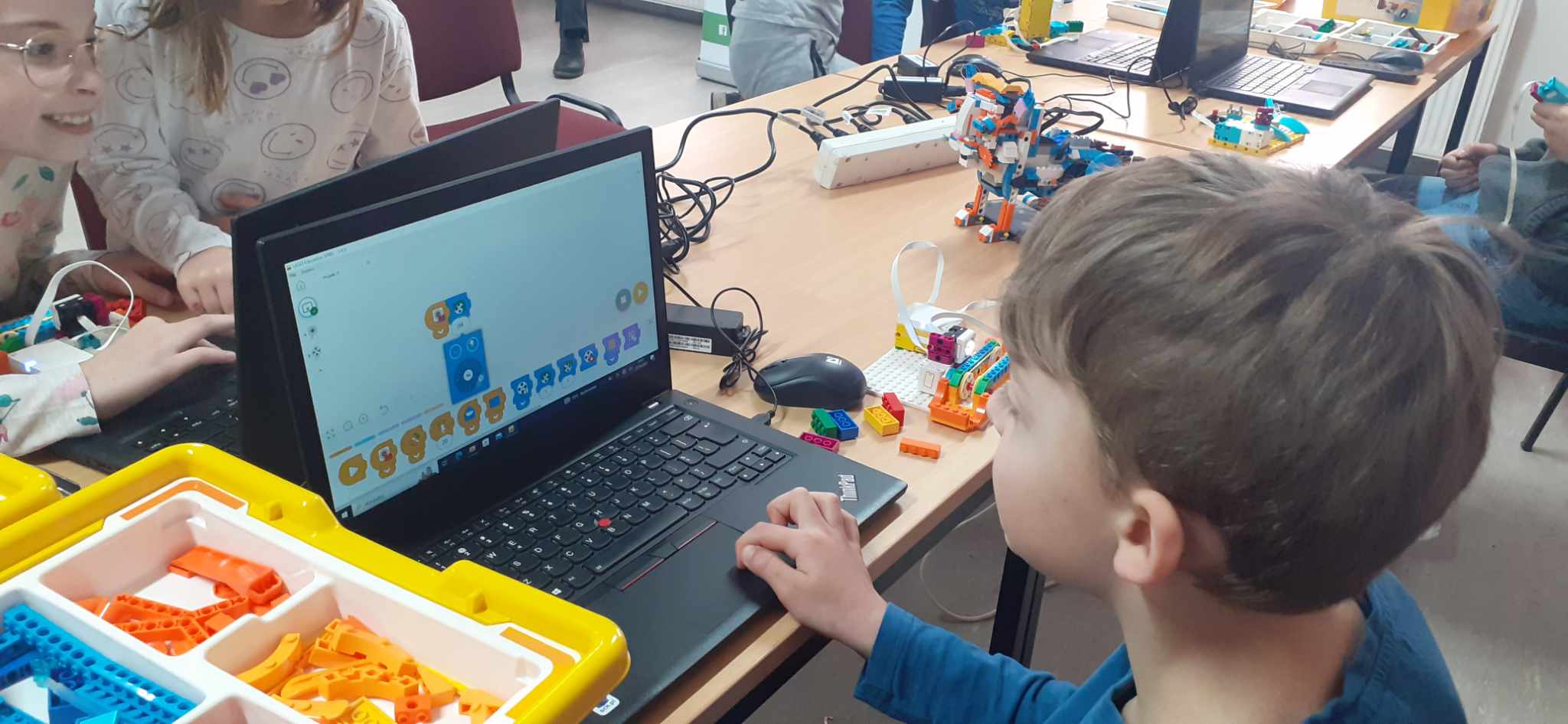 Dzieci na robotyce LEGO