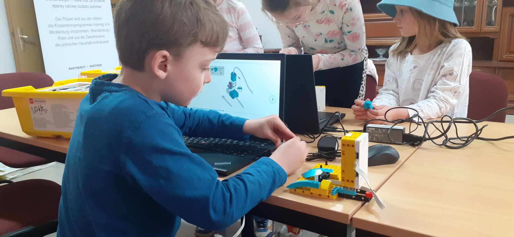 Dzieci na robotyce LEGO