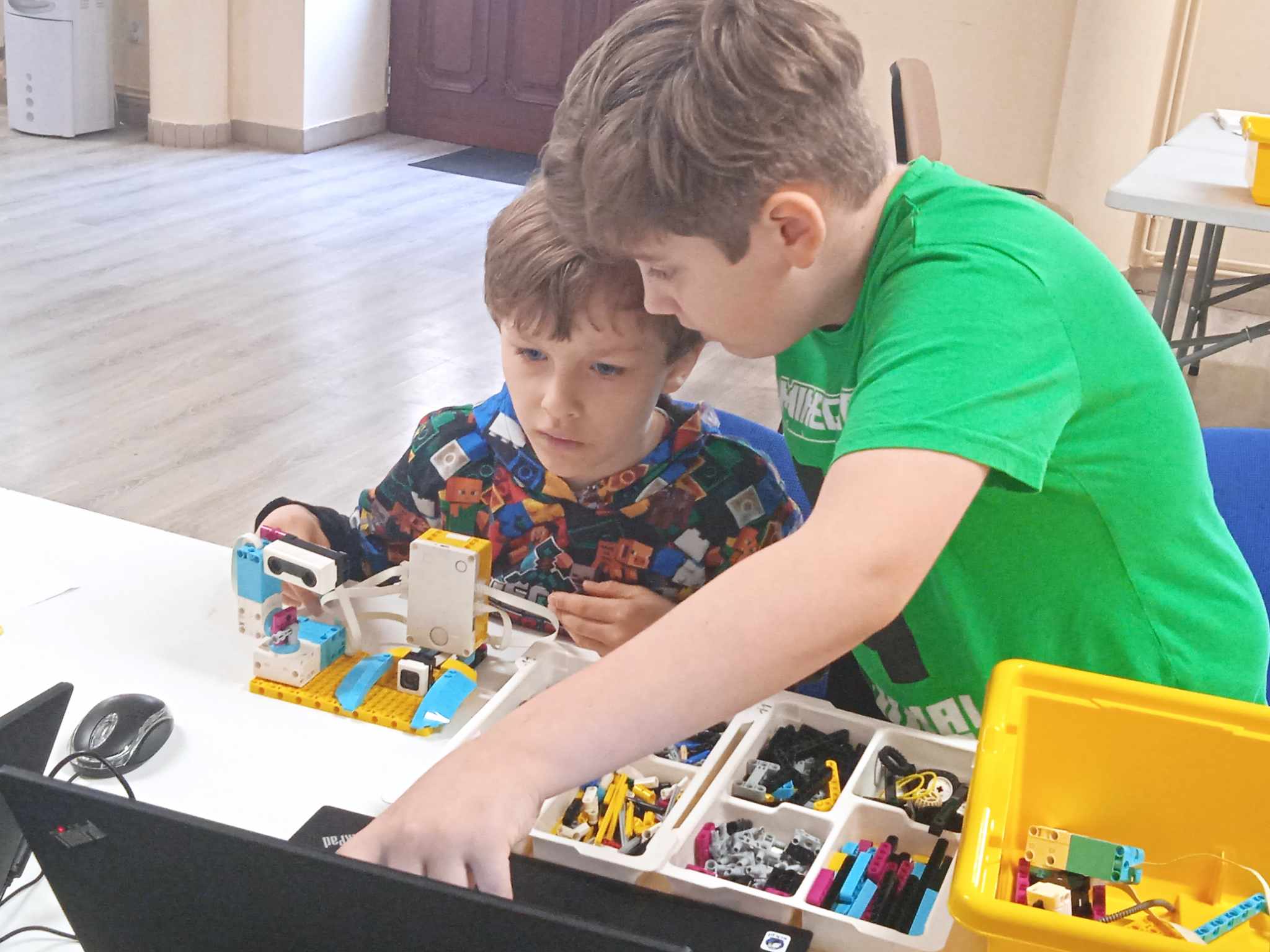 Dzieci na robotyce LEGO