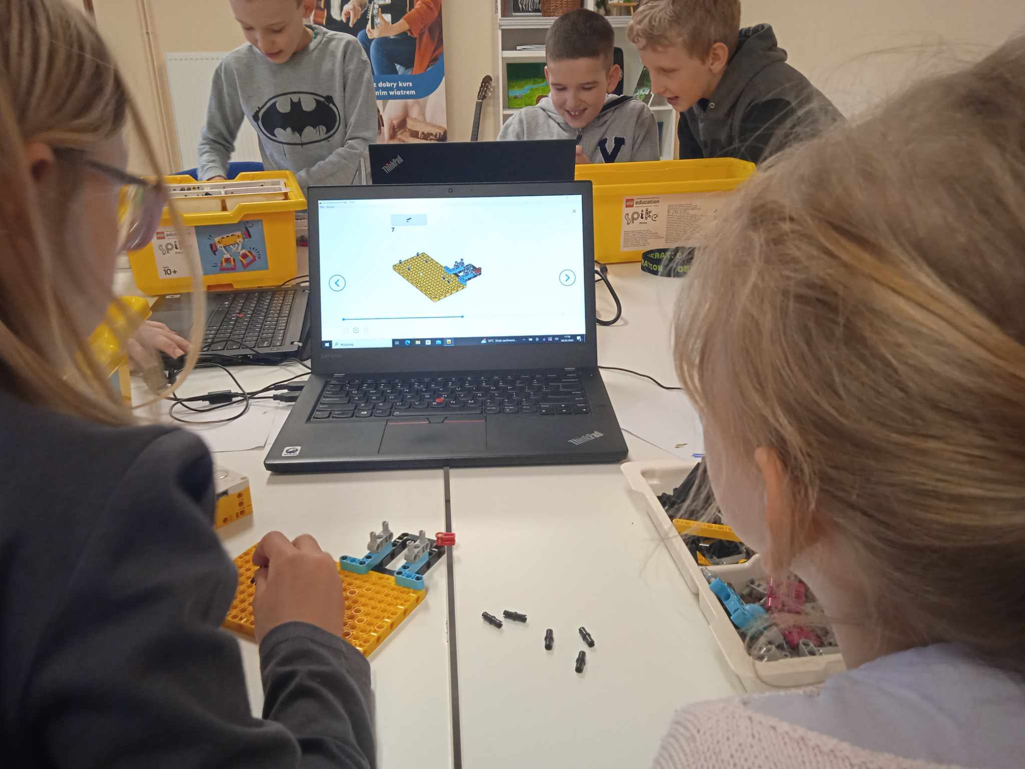 Dzieci na robotyce LEGO