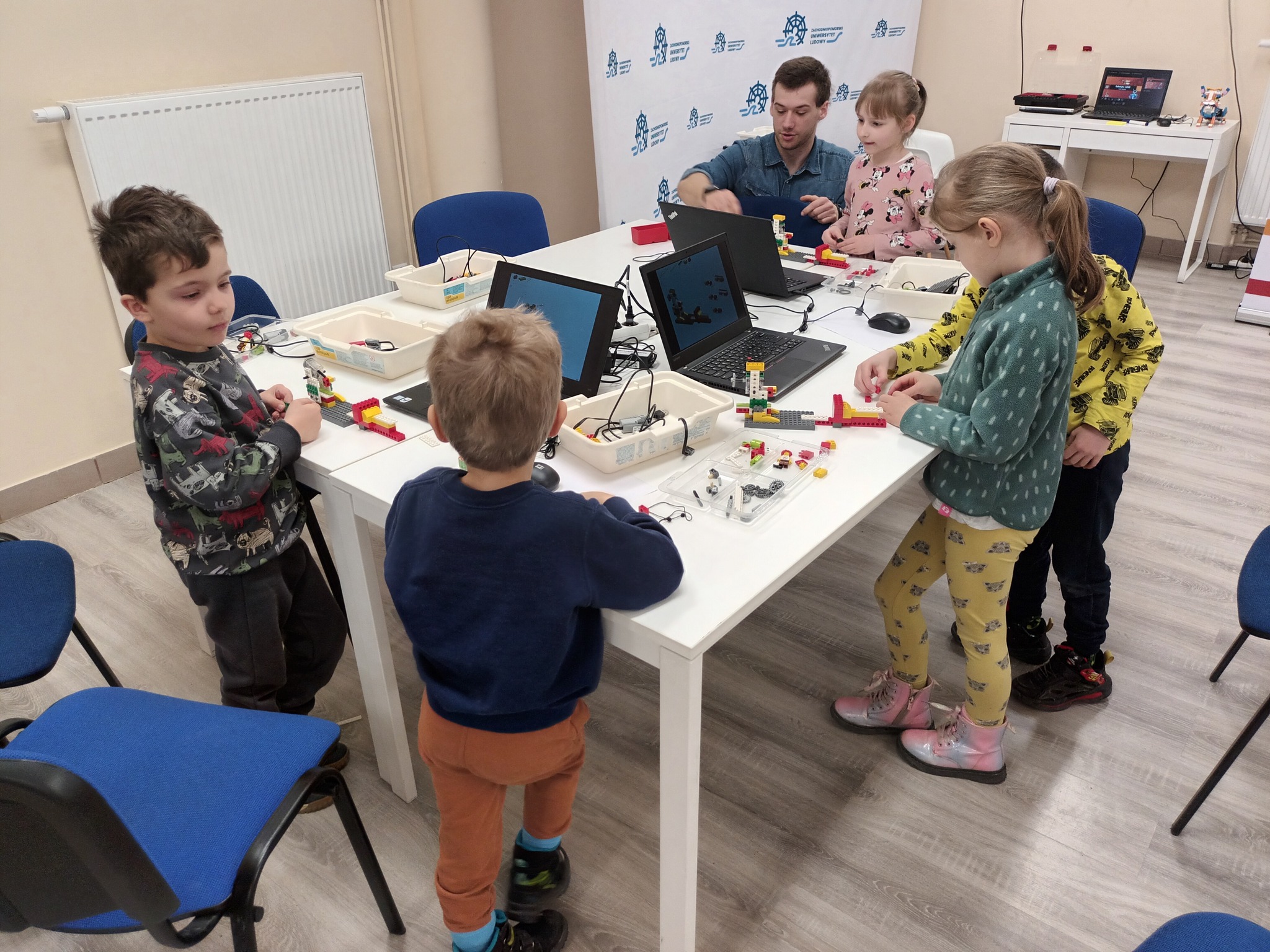 Dzieci na robotyce LEGO