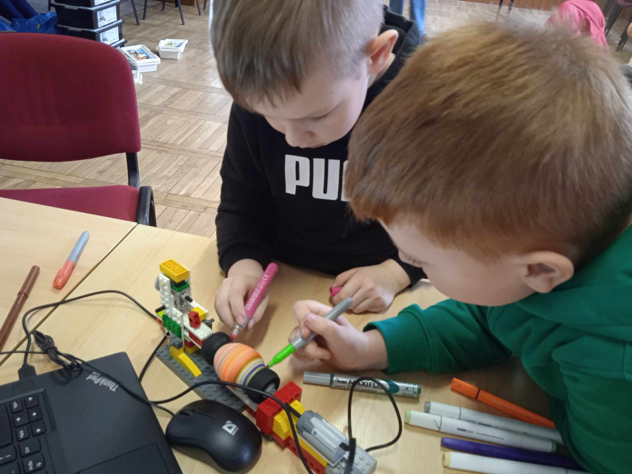 Dzieci na robotyce LEGO