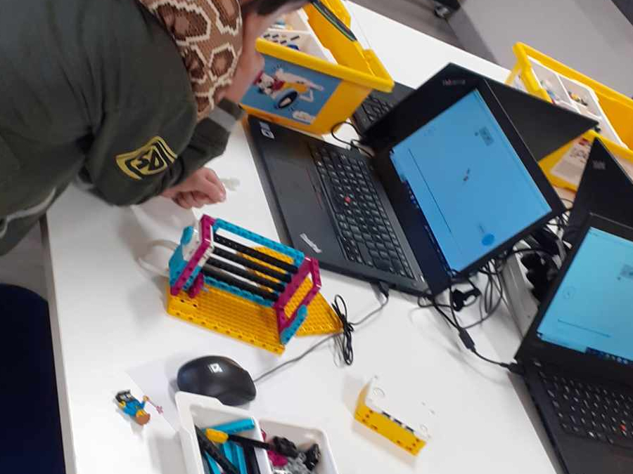 Dzieci na robotyce LEGO