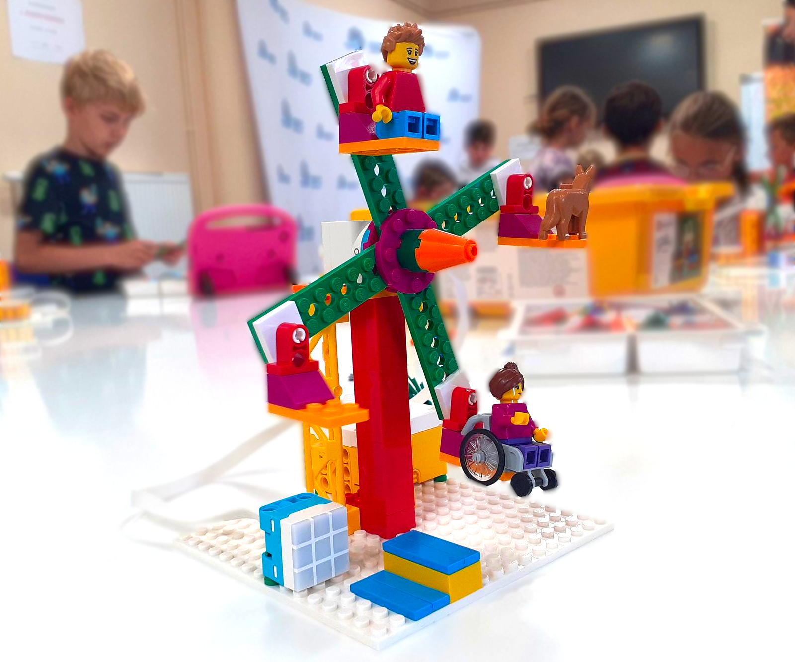 Budowla zbudowana na warsztatach z robotyki LEGO